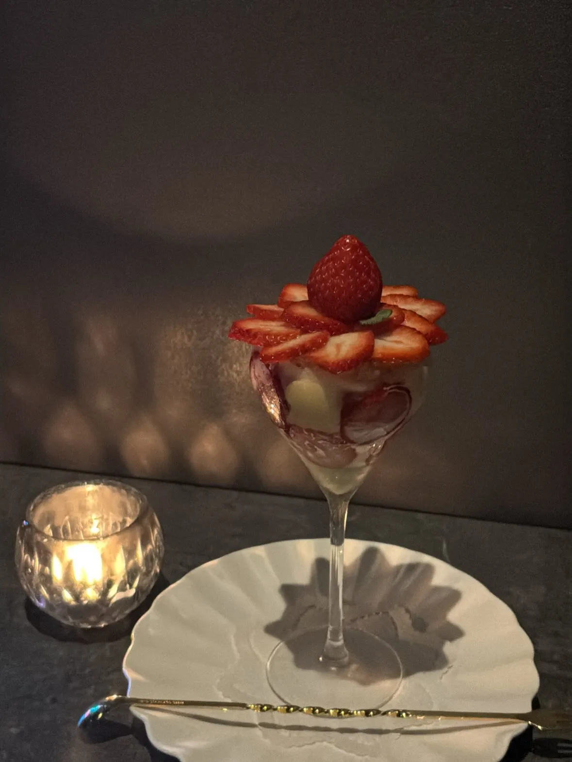 【季節フルーツパフェ:イチゴ】